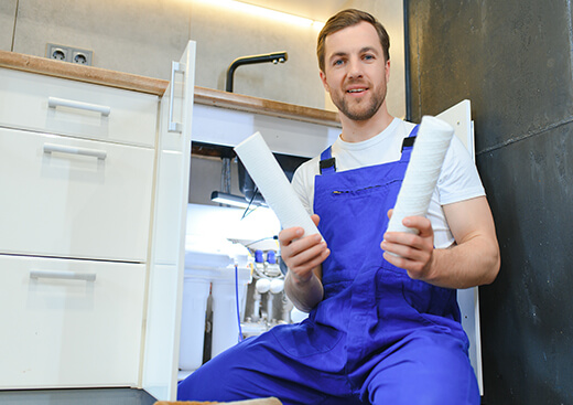 plumber-working-change-cartridge-filter-for-water-D3FK7ML.jpg